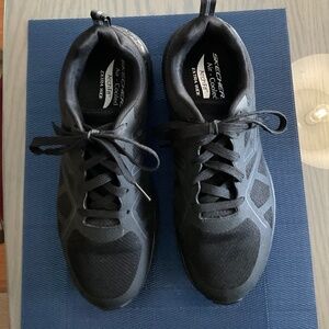 MEN’S AIR-COOLED ARCH FIT SKECHERS.  SIZE 10, SLIP RESISTANT. V GOOD CONDITION!